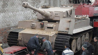 Illustration for article titled See An Amazing Russian Tank Replica Come Together